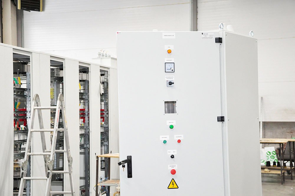 грщ 0,4. щит электрический этажный. прокладка кабелей в электрощитовых. наружный электрощит в бойлерной. Axc phoenix.